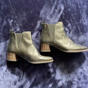 Pikolinos black short boots